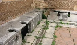 Ruïnes van de openbare wc’s van Ostia, de haven van Rome