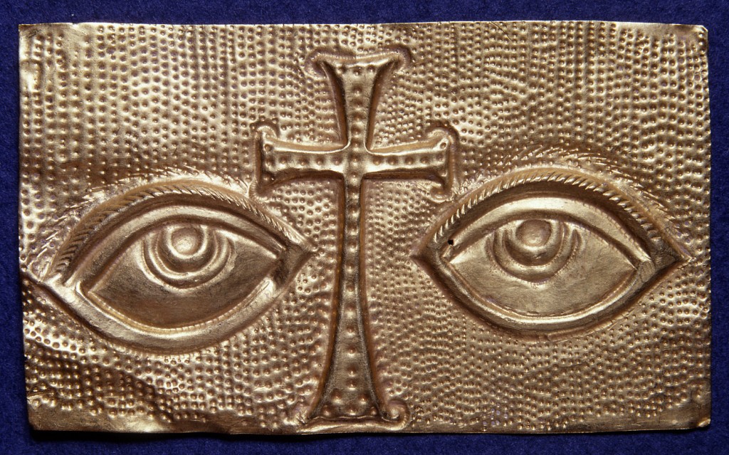 Votiefplaatje met ogen en kruis Italië?, 6de–7de eeuw? Goud, 3,6 x 6,1 cm Vaticaanstad, Fabbrica di San Pietro