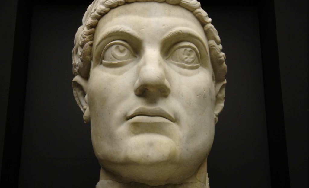 Kopie van de kop van een kolossaal beeld van Constantijn Rome, 312–15 - Trier, Rheinisches Landesmuseum Rome, Musei Capitolini, Palazzo dei Conservatori, Cortile