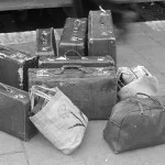 Foto die Cobie Douma in 1945 maakte van bagage van evacués uit Grou die naar Leeuwarden zouden vertrekken (Coll. Nederlands fotomuseum)