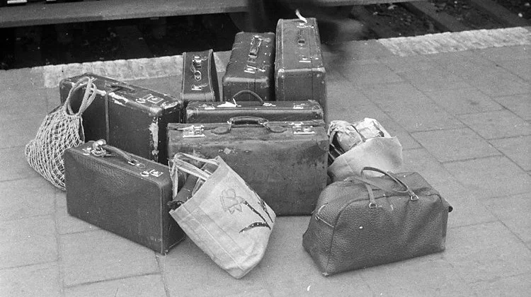 Foto die Cobie Douma in 1945 maakte van bagage van evacués uit Grou die naar Leeuwarden zouden vertrekken (Coll. Nederlands fotomuseum)