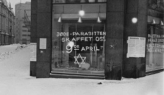 Antisemitische graffiti en Duitse plakkaten in Oslo. Bron: Wikimedia Commons