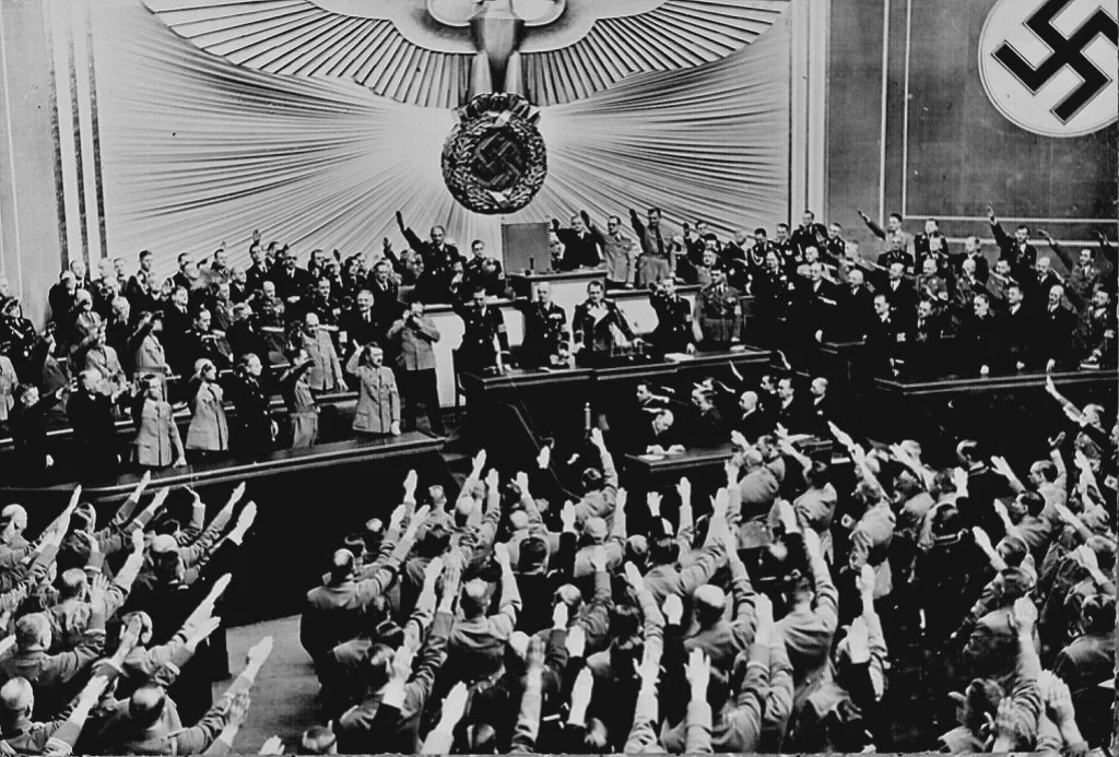 Ovationeel applaus voor Hitler in de Reichstag, nadat hij de succesvolle Anschluss in maart 1938 heeft aangekondigd. Bron: www.rarehistoricalphotos.com