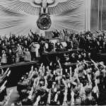 Ovationeel applaus voor Hitler in de Reichstag, nadat hij de Anschluss in maart 1938 heeft aangekondigd. Bron: www.rarehistoricalphotos.com