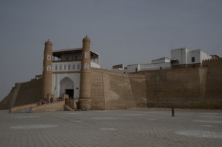 De poort naar de citadel van Buchara. Het orkest van de emir speelde “God Save The Queen” vanuit de loggia.