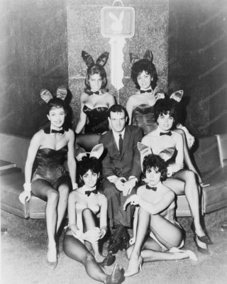 Hugh Hefner met een aantal Playboy-modellen