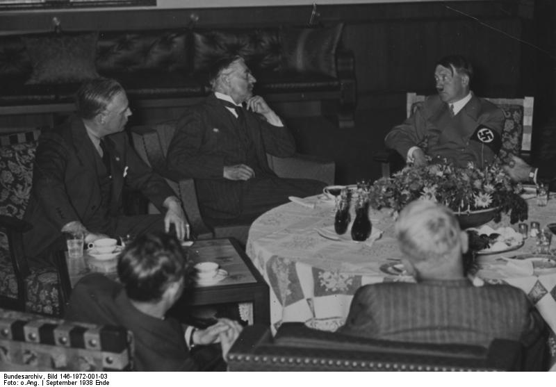 München.- v.l.n.r.: Joachim von Ribbentrop, Neville Chamberlain, Adolf Hitler in gesprek tijdens de Conferentie van München