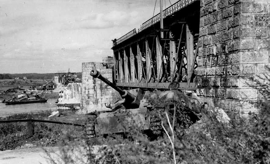 Driel. Opgeblazen spoorbrug. 1944