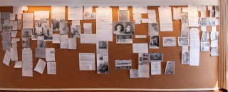 Muur met foto's en brieven in de werkkamer van Willems en Verbeek. Bron: www.harstenhoekweg.nl