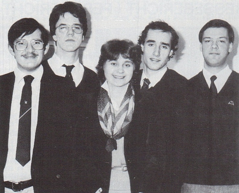 Het bestuur van de JOVD Den Haag in 1984. Mark Rutte is de tweede van links (foto boek)