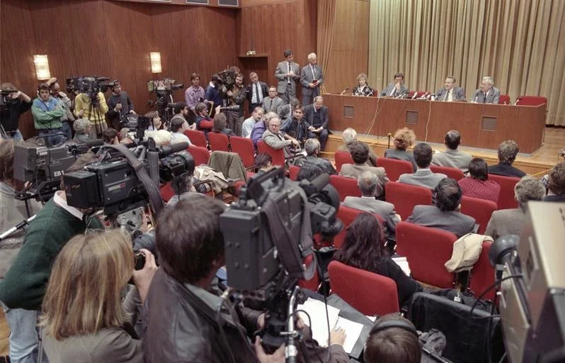 Persconferentie waarin door Günter Schabowski de opening van de Muur werd verkondigd (Bundesarchiv)