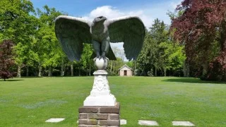 Beeld van een adelaar op landgoed Huis Doorn, met op de achterzijde het mausoleum van de keizer (Kevin Prenger)