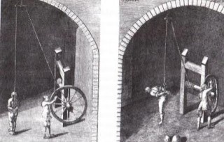 Ondervraging van verdachten terwijl ze aan een touw hangen waarmee de handen achter hun rug zijn vastgebonden. Eventueel konden beenklemmen en duimschroeven worden aangelegd. (Handleiding Oostenrijk en Beieren, 1769)