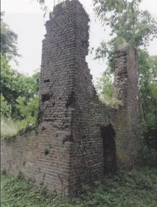 Muurresten van het kasteel van Asten, die worden aangeduid als de ‘heksentoren’.