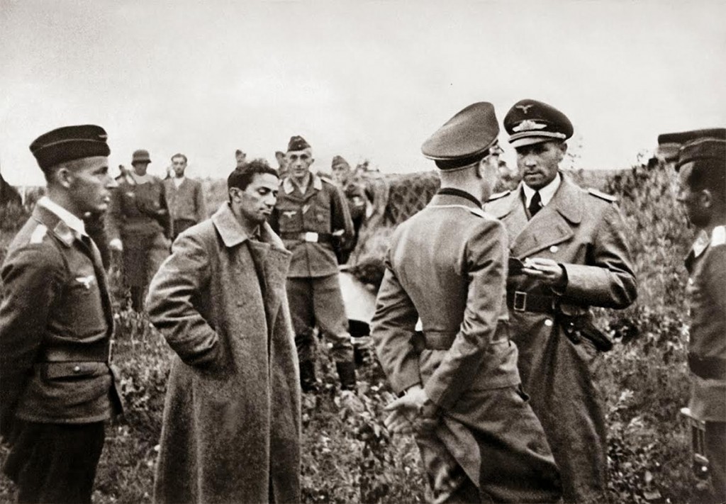Jakov Dzjoegasjvili wordt door nazi's gevangengenomen in 1941. Bron: rarehistprocialphotos.com