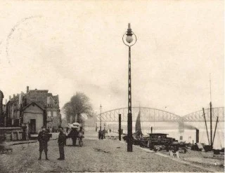 De Waalkade in Nijmegen  met elektrische verlichting, ca. 1900. Bron: willemsmithistorie.nl