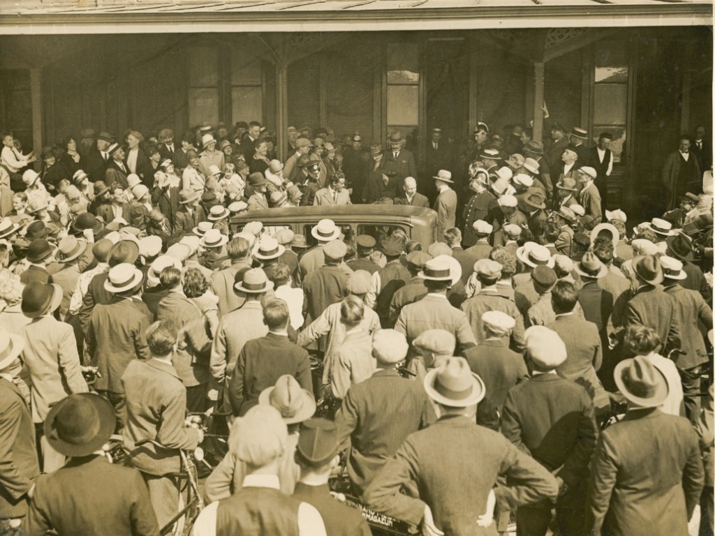 Sjef van Dongen verlaat het Maasstation. Een mensenmassa wachtte op 14 augustus 1928 in Rotterdam de   nieuwe held op. (Zeeuws Archief)