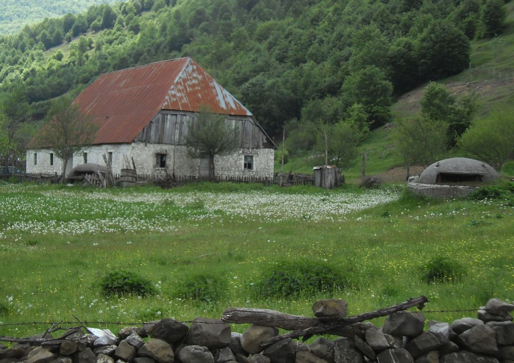 Bunkers bij een boerderij in Albanië (cc - Sigismund von Dobschütz)