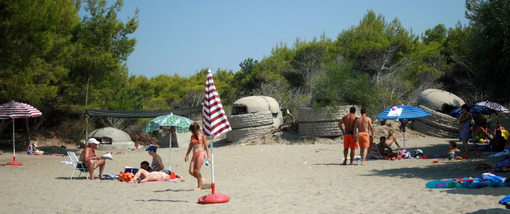 Bunkers op een strand in Albanië (cc - Elian Stefa)