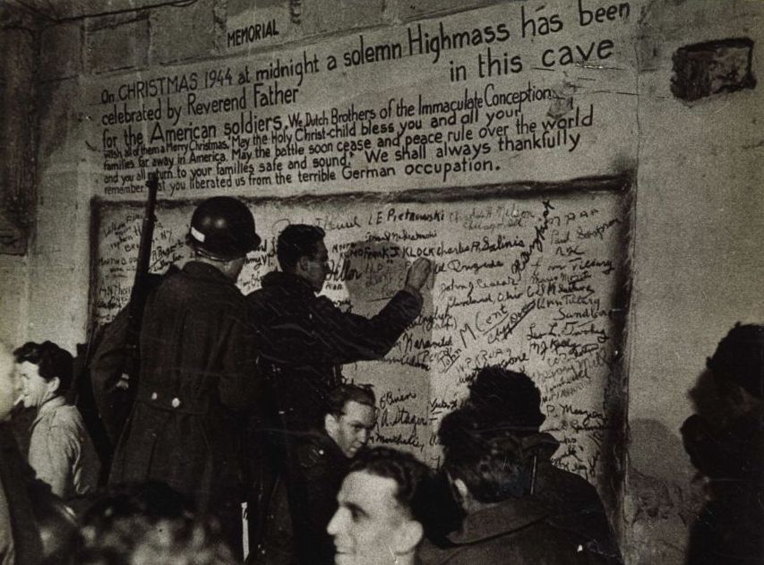 Amerikaanse militairen zetten hun naam op de muur in de groeve. © shak1944