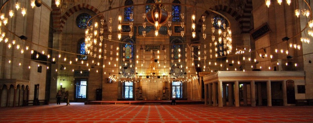 Interieur van de Süleymaniye-moskee in Istanboel