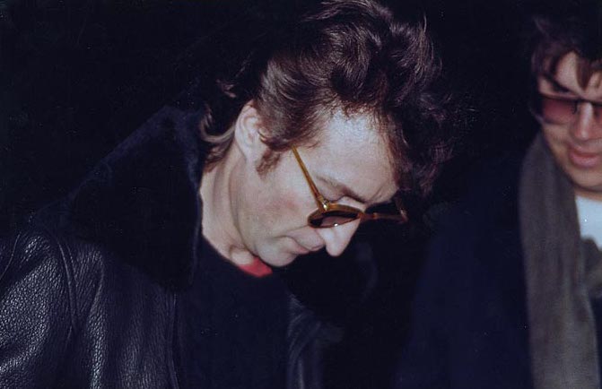 John Lennon tekent enkele uren voor de moord het album 'Double Fantasy' voor Mark David Chapman