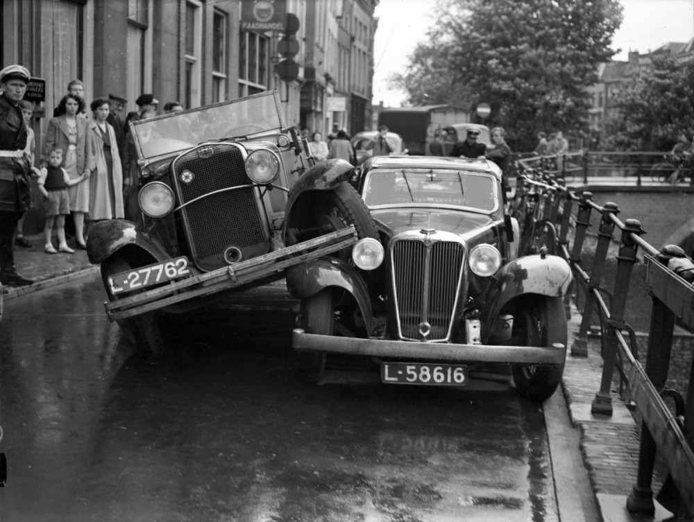 Ongeluk op de Oudegracht in Utrecht, juli 1935 (Van der Werf - Utrechts Archief)