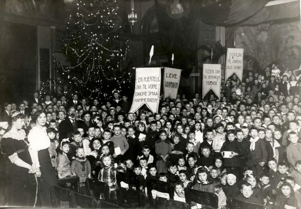 Foto van het Amsterdamse kerstfeest voor Belgische vluchtelingen, 22 dec. 1914. Bron: foto uit boek.