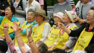 Voormalige 'Troostmeisjes' tijdens een protest bij de Japanse ambassade in Seoul, 2011 - cc