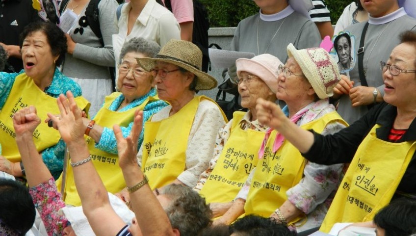 Voormalige 'Troostmeisjes' tijdens een protest bij de Japanse ambassade in Seoul, 2011 - cc