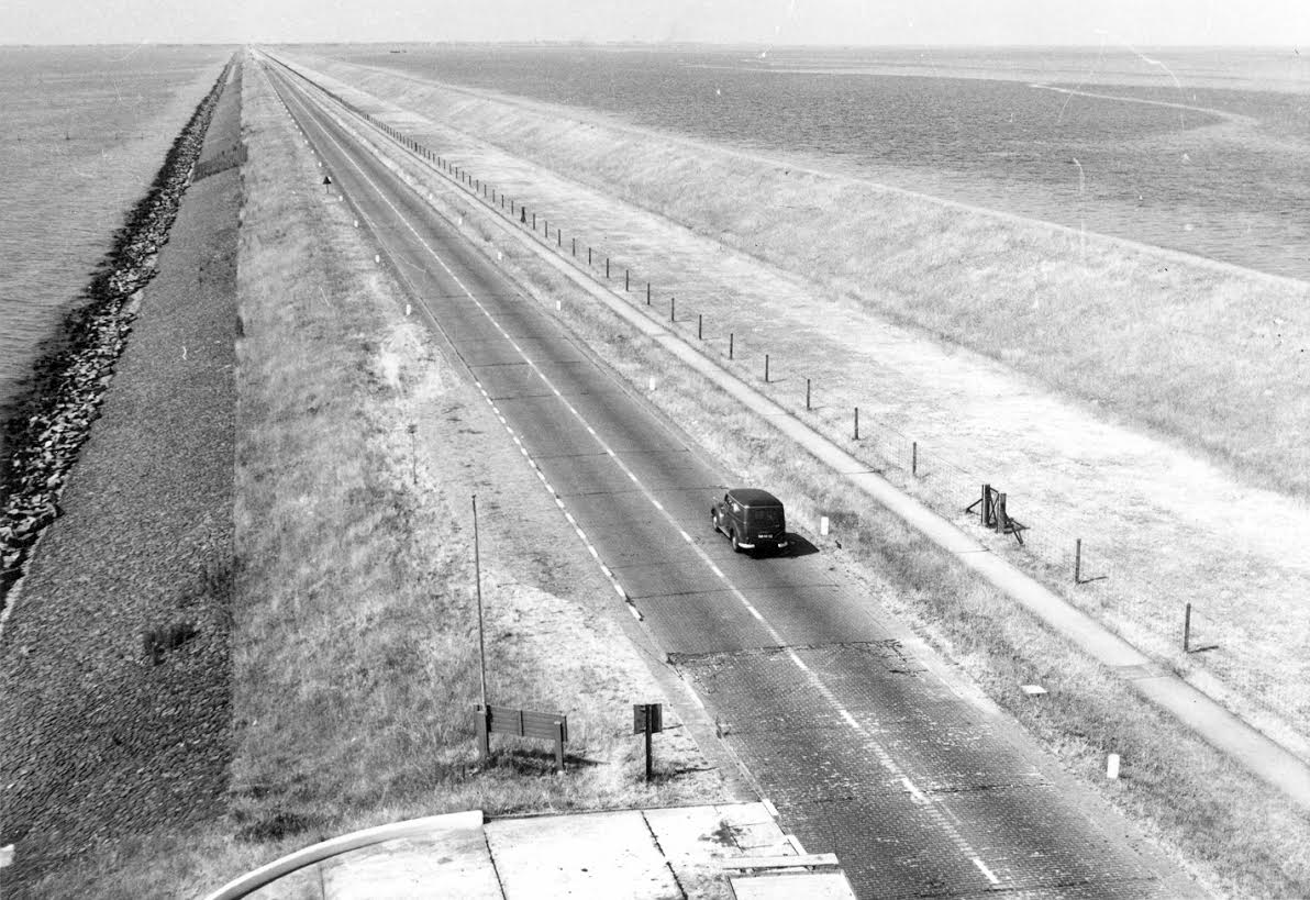 De Afsluitdijk in 1952. De strook rechts van de rijbaan was oorspronkelijk bedoeld voor de spoorweg (foto Nieuw Land Erfgoedcentrum)
