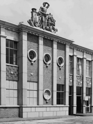 Gevel station Hoek van Holland Haven, ca. 1950 (Rijksvoorlichtingsdienst/Nationaal Archief)
