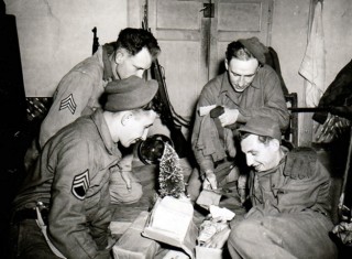Amerikaanse militairen van de 3rd Division in Italië pakken op 16 december 1943 hun kerstpakketjes van thuis uit. © US Army Center of Military History
