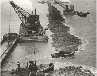 Het laatste gat in de Afsluitdijk, vlak voordat het werd gedicht in 1932.