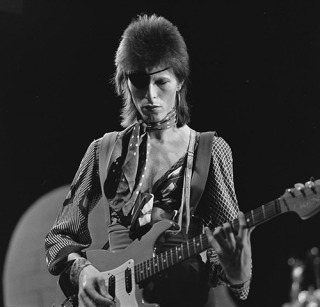 David Bowie in AVRO's TopPop, 1974 (cc - Beeld en Geluid)
