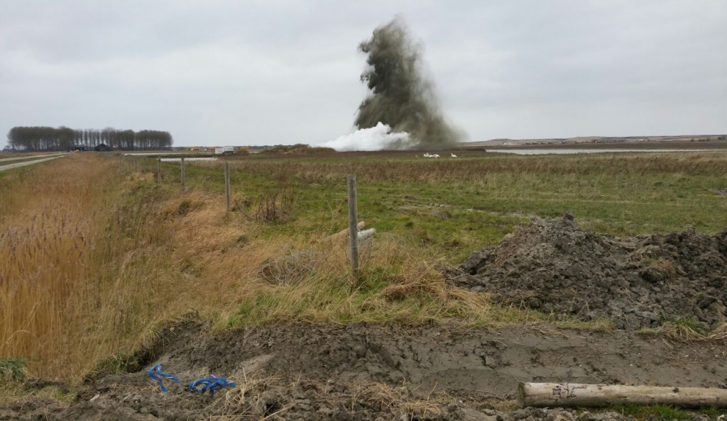 Foto van de ontploffing van de vliegtuigbom (Gemeente Sluis)