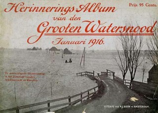 Het 'Herinnerings-Album van den Grooten Watervloed, Januari 1916'; een rijk geíllustreerd verslag van de enorme schade die de stormvloed van 1916 met name in Waterland aan had gericht.
