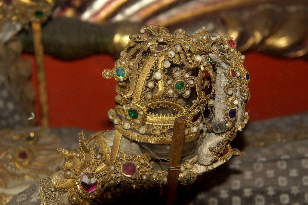 Juwelen in de hand van een catacombenheilige in een kerk in Gnadenberg, Duitsland