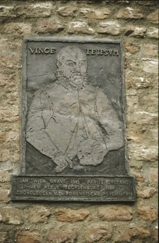 Plaquette van Johannes Wier op het gebouw van de Rabobank in Grave, ter herinnering aan de ‘advocaat van de heksen’, die velen van de brandstapel wist te redden.