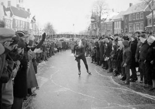 Reinier Paping tijdens de Elfstedentocht van 1963 (cc - Anefo)