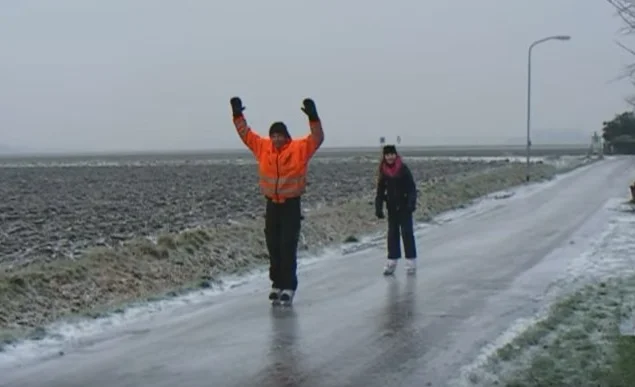 Schaatsen op ijzel in januari 2016 (Still YouTube)