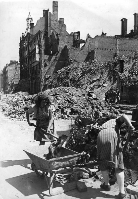 Zogenoemde “Trümmerfrauen” ruimen het puin op in Berlijn, 1946. (Bundesarchiv, Bild 183-H29659 / CC-BY-SA)