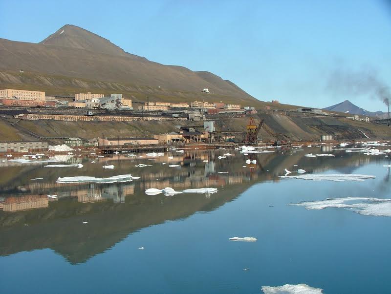 Barentsburg op Spitsbergen. Barentsburg telt tegenwoordig nog circa 400 inwoners.