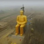 Enorm gouden Mao-beeld onthuld in China (Still YouTube)