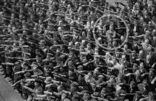 Man die het nazi salute weigert