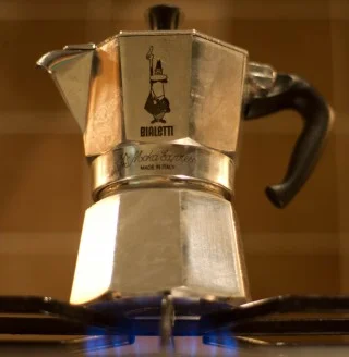 Bialetti-koffiemaker op het gasfornuis - cc