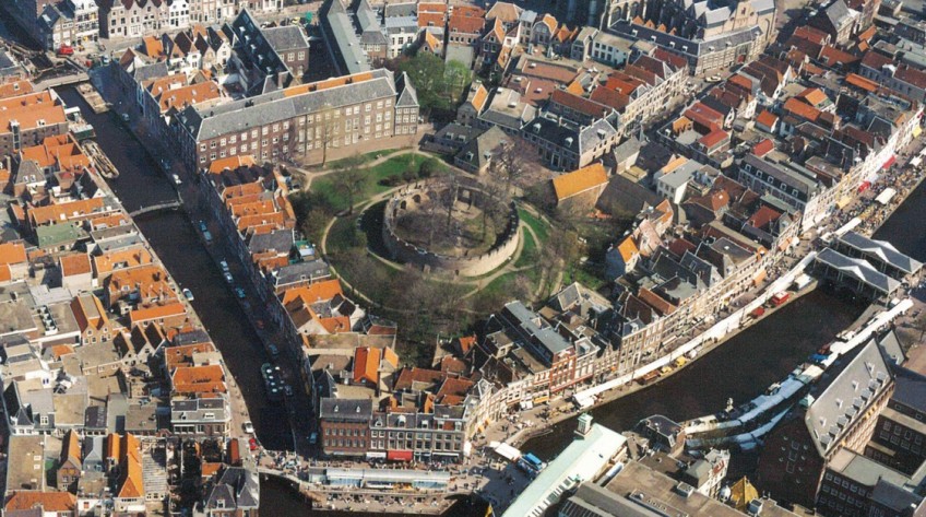 Burchtheuvel van Leiden op een luchtfoto (RCE)