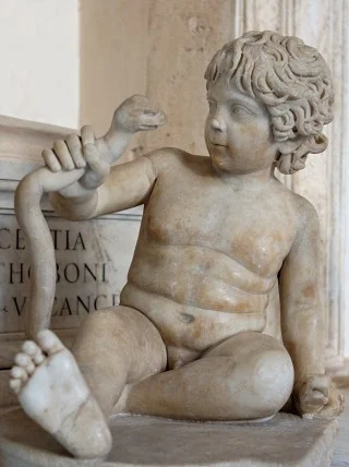 De jonge Herakles (Hercules) doodt een slang - Romeins marmeren beeld uit de tweede eeuw