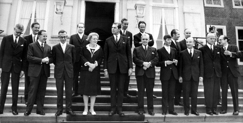 Eerste Kabinet Biesheuvel (1971-1972) met geheel rechts op het bordes Willem Drees jr. (cc - Spaarnestad)