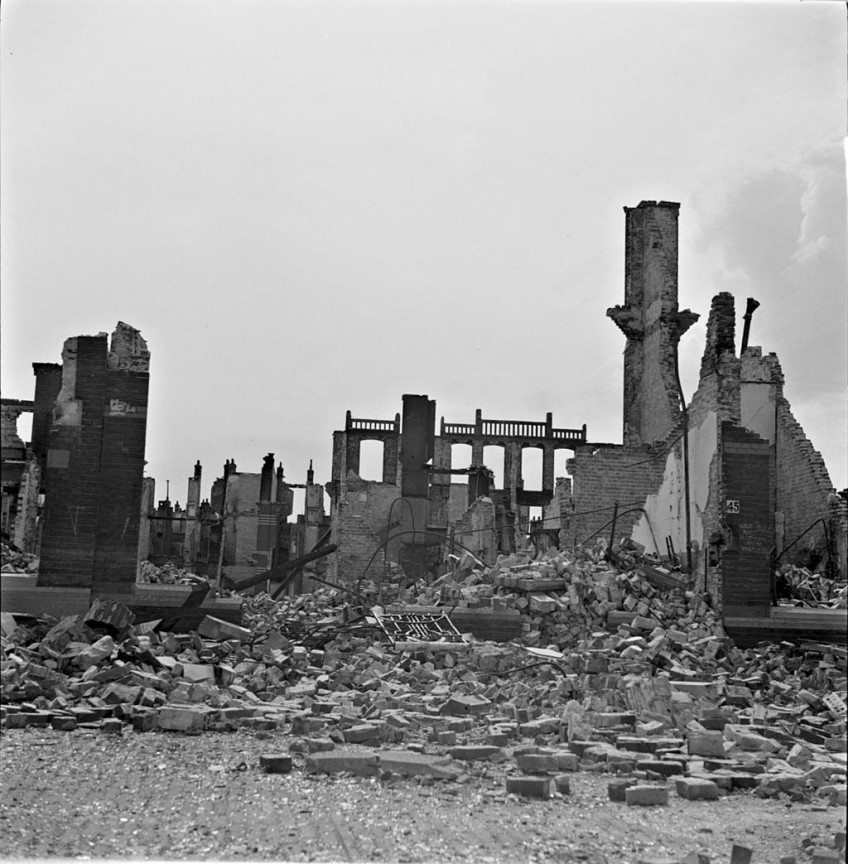 Gevolgen van het bombardement op het Bezuidenhout, gefotografeerd in juni 1945 (cc - Anefo)